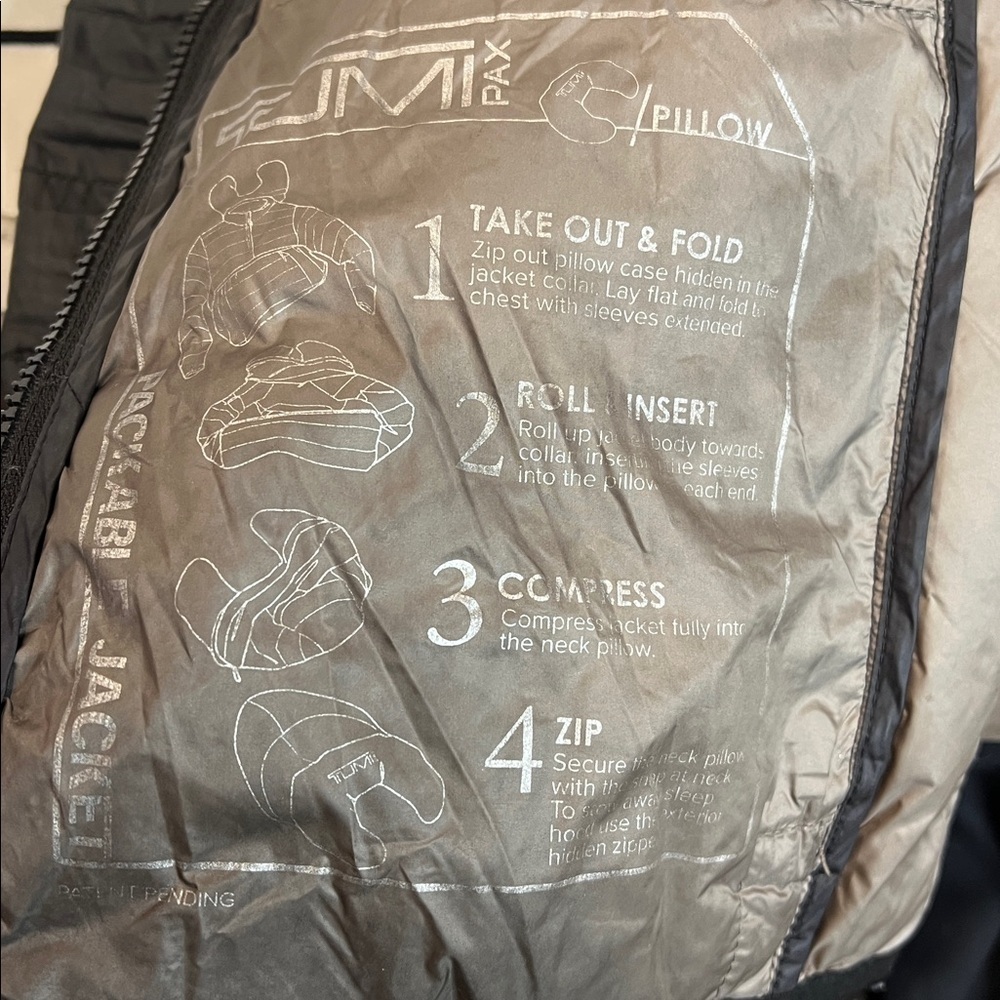 TUMI Pax Black Neck Pillow Puffer Jacket Size M - Picture 9 of 14